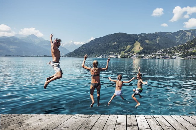 Familie springt ins Wasser