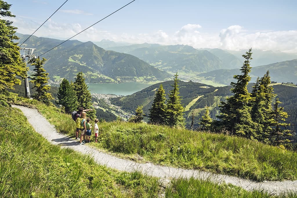 Familienwanderung auf der Höhenpromenade mit herrlichem Blick auf den Zeller See