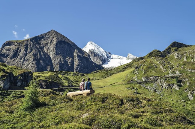 Wanderer am Gaisstein mit Blick auf das Kitzsteinhorn